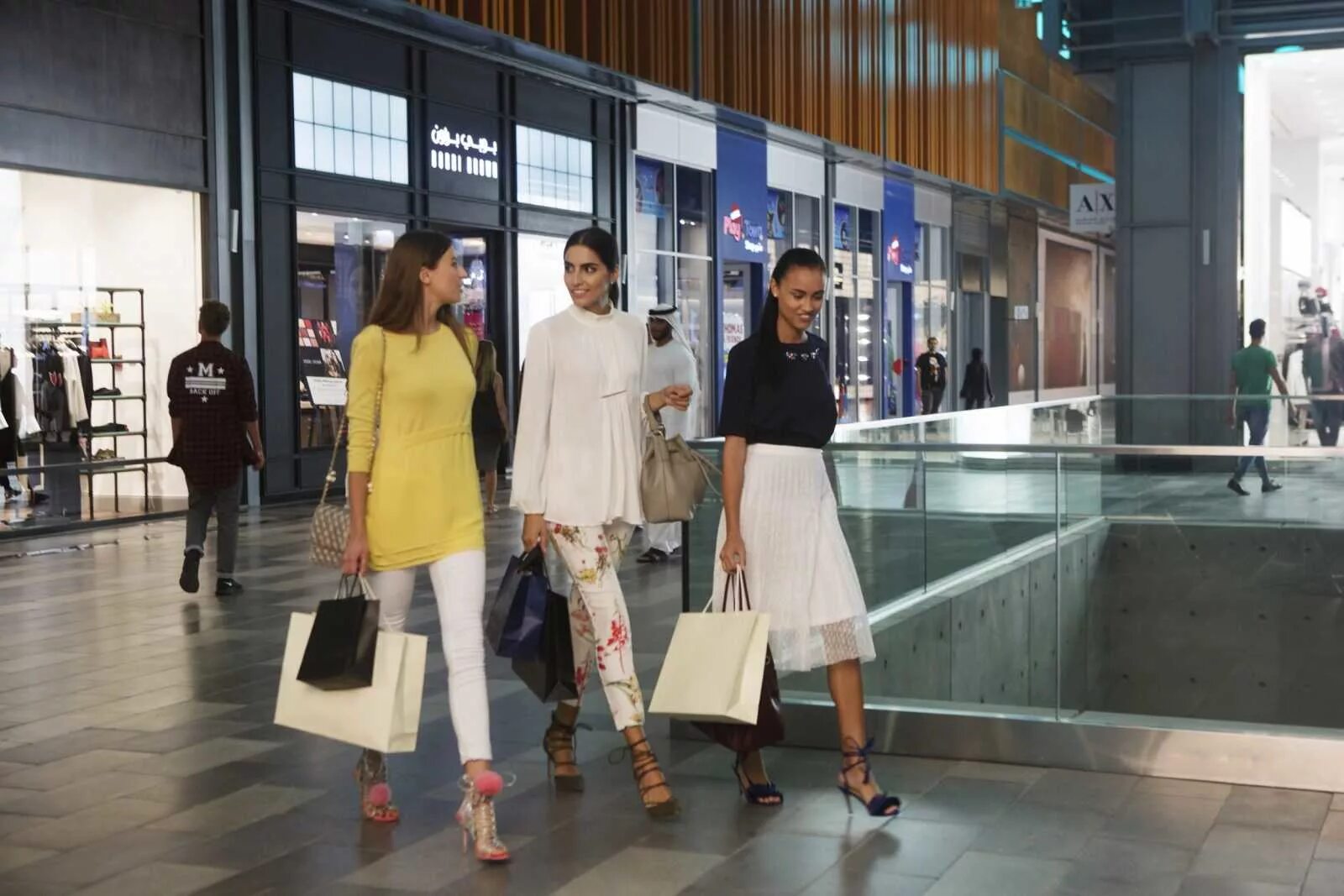 В какой одежде дубай. Одежда для Эмиратов для туристов. Одежда для ОАЭ туристу. Дубай одежда для женщин туристов. Платье для поездки в Дубай.