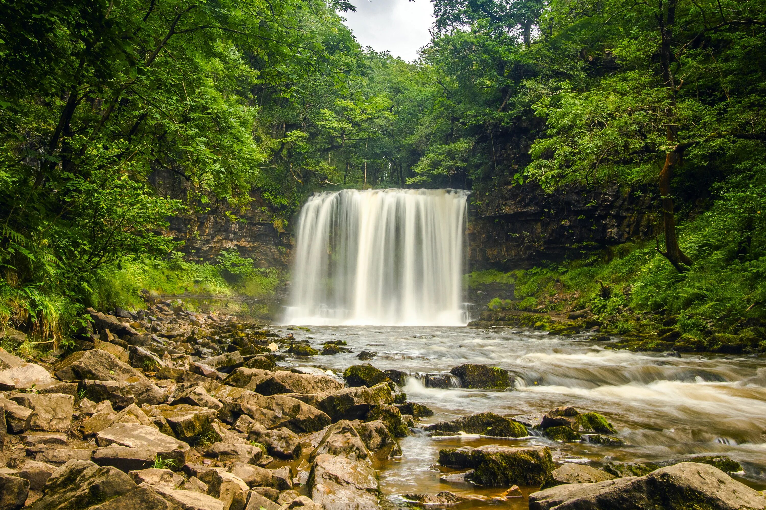 Видео со звуками природы. Водопад шум Адыгея. Уэльский водопад. Водопады Уэльса. Pistyll Rhaeadr.
