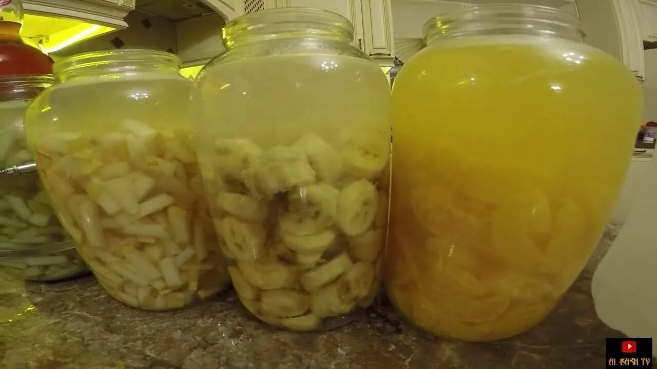 Настойка из банановой кожуры. Банановая настойка на самогоне. Банановая настойка на самогоне. Настойка на бананах. Настойка на бананах.