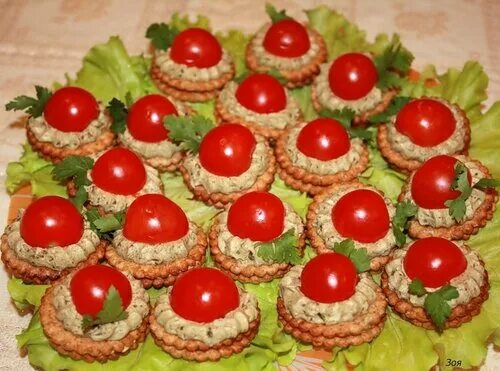 Тарталетки с черри и сыром. Тарталетки с сыром и помидорами черри. Тарталетки черри. Тарталетки с творожным сыром и помидорами черри. Тарталетки с корейской морковью и салями.
