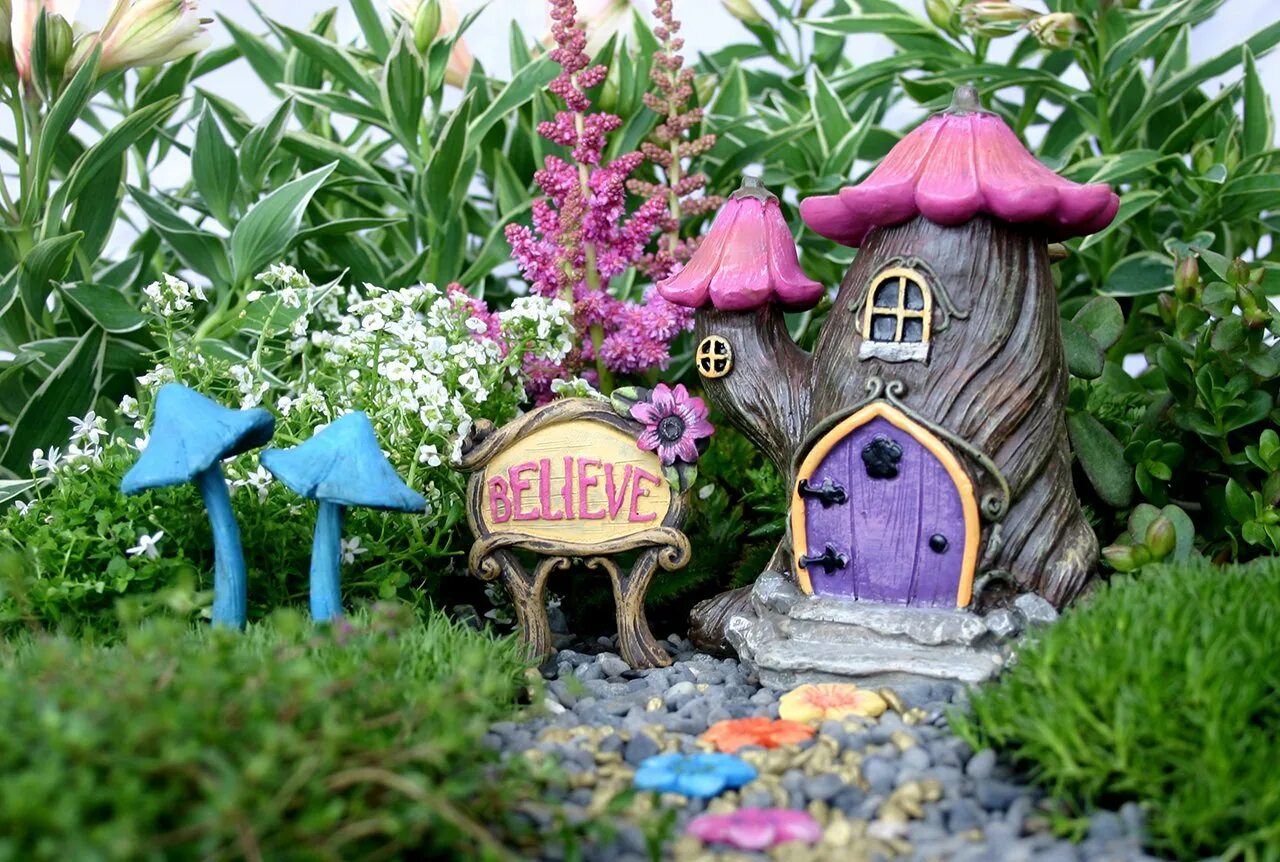 Fairy village. Домик феи Enchanted Village. Фейри Гарден. Миниатюрные домики для сада. Сад с феями домики.