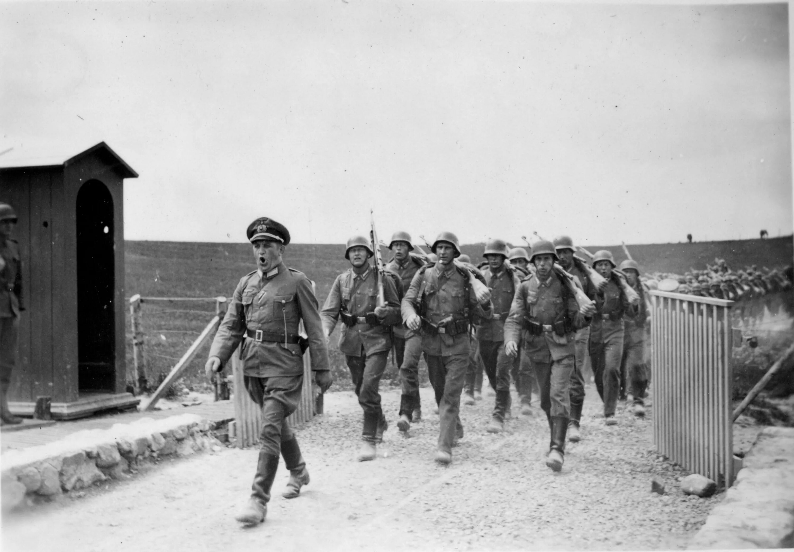 Колонна солдат вермахта. Немецкие солдаты второй мировой маршируют. Пехота вермахта 1941. Солдаты вермахта 22 июня 1941.