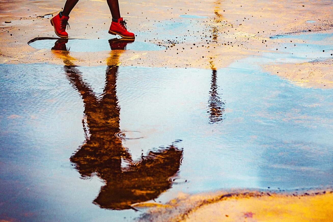 Мокрые ноги. Ноги в луже. Босые ноги в луже. Босиком по стеклу. Под ногами земля.