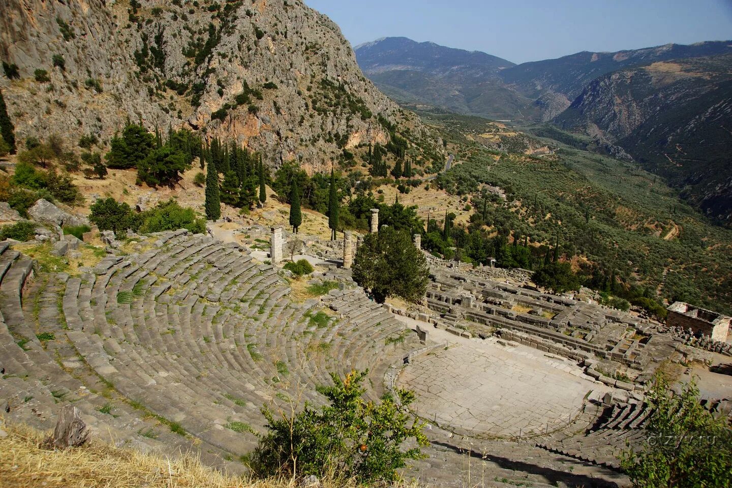 Фермопилы это. Фермопилы место битвы 300 спартанцев. Памятник спартанцам в фермопильском ущелье. Фермопильское ущелье. Битва в фермопильском ущелье.