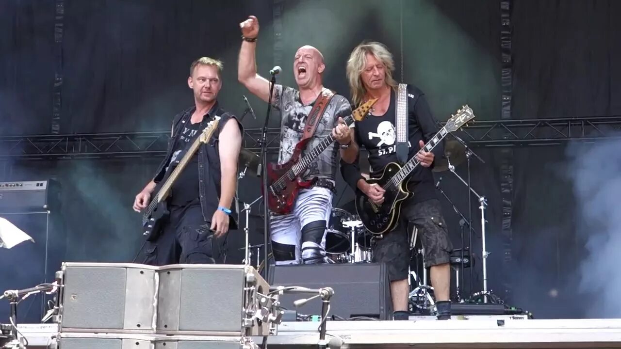 Хеви метал рок. Heavy metal never. Lovebites группа википедия. Прикольные картинки про металлистов. Heavy metal never.