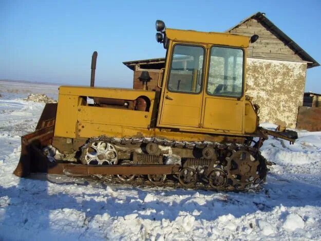Бульдозер б у авито. Дт-75 трактор гусеничный. трактор дт 75 казахстанец. трактор дт-75 б бульдозер. дт-75 трактор гусеничный желтый.