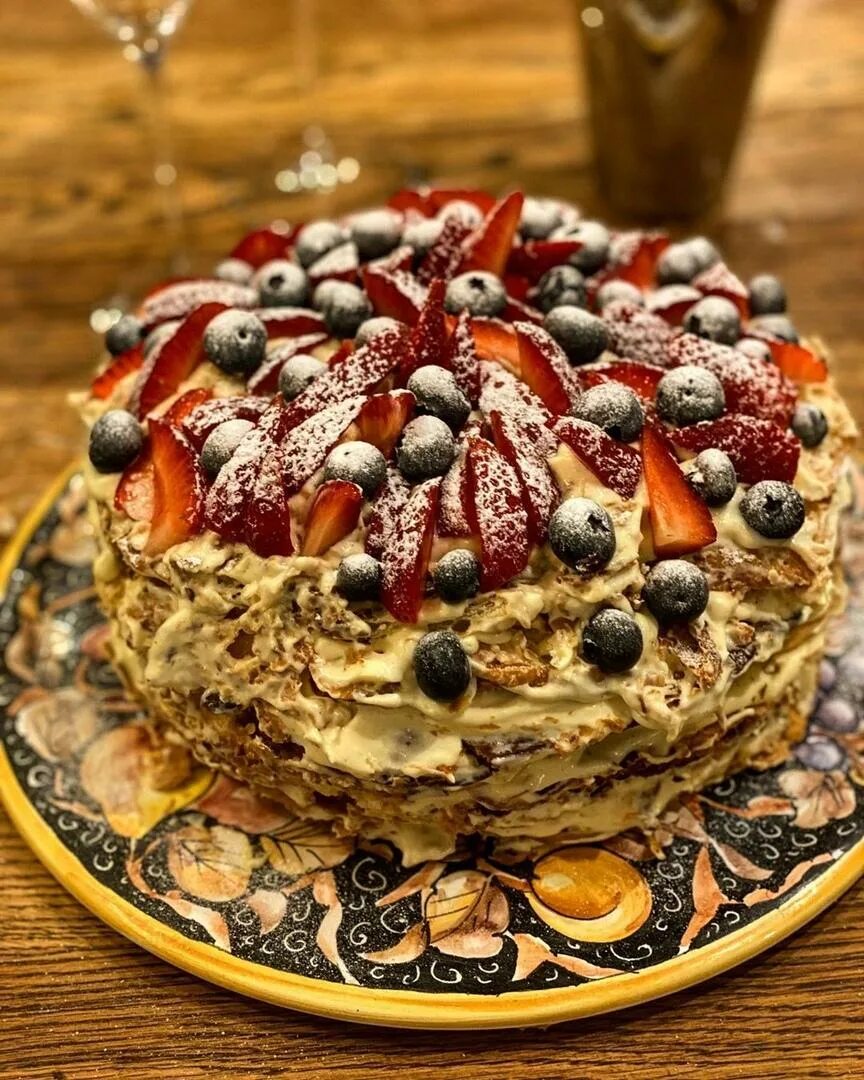 Высоцкая торты. Декор торта Наполеон. Наполеон с ягодами Высоцкая. Торт Наполеон от Юлии Высоцкой.