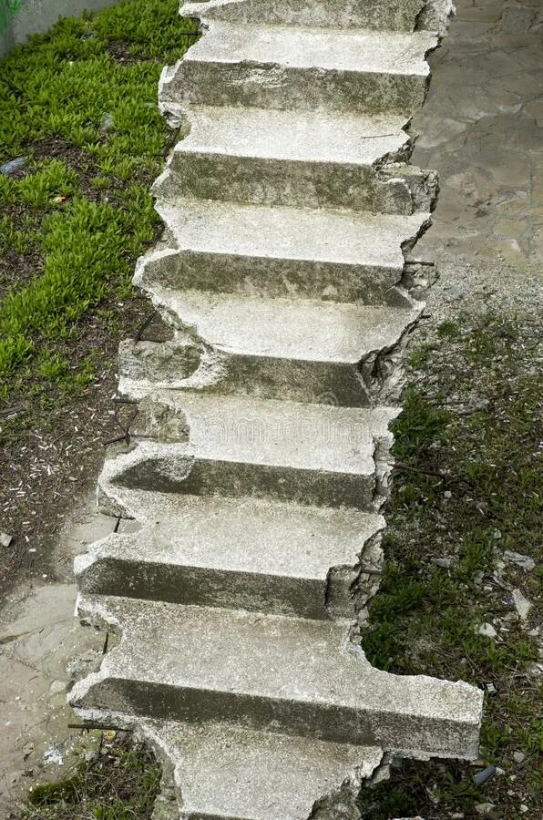 Broken step. Сломанная бетонная лестница. Старая бетонная лестница. Разбитая лестница. Старая рассыпчатая лестница из бетона.