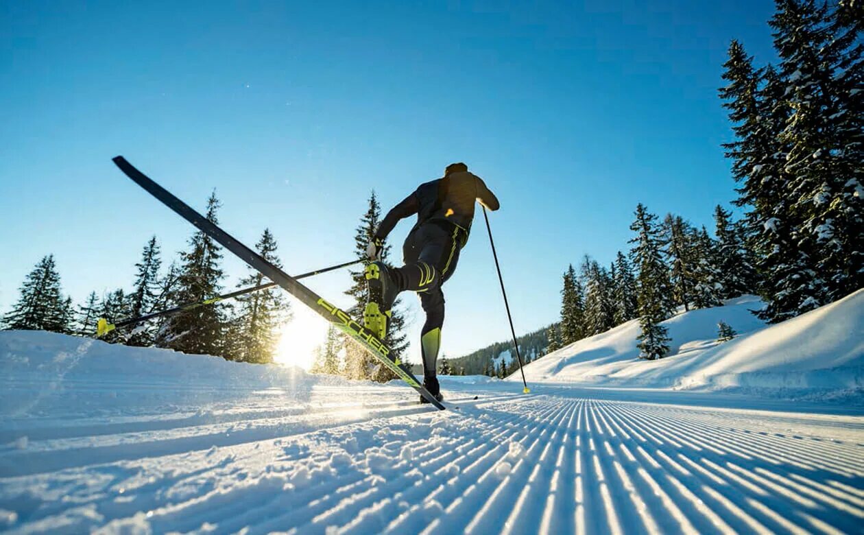 Мужчина целует женщину в постели. Мужчина и женщина в постели. В обнимку в кровати. Романтика любовь нежность страсть. Предварительные ласки в постели.