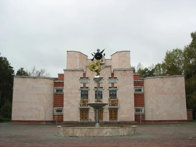 Северский кукольный театр. Кинотеатр мир города северска. Детский театр северск. Кукольный театр северск. Северск архитектура.