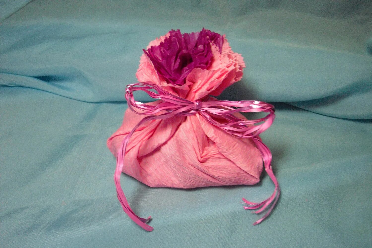 Упаковка шоколада в гофрированную бумагу. Запаковать подарок из бумаги гофрированной. Обернуть букет в гофрированную бумагу. Упаковка коробочки в гофрированную бумагу. Упаковать букет в гофрированную бумагу.