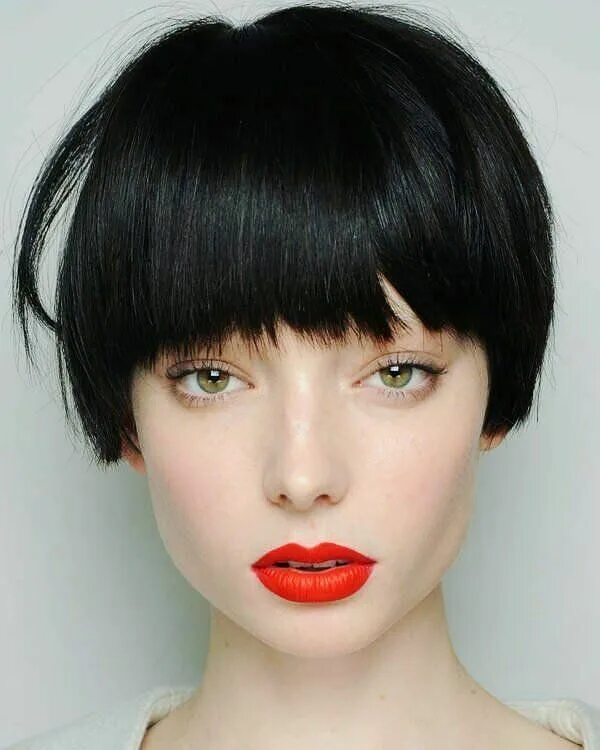 Стрижка сессон гарсон паж. Каре сэссун. Густая челка на короткие волосы. Стрижки сессон и гарсон. Каре на русые волосы с челкой.