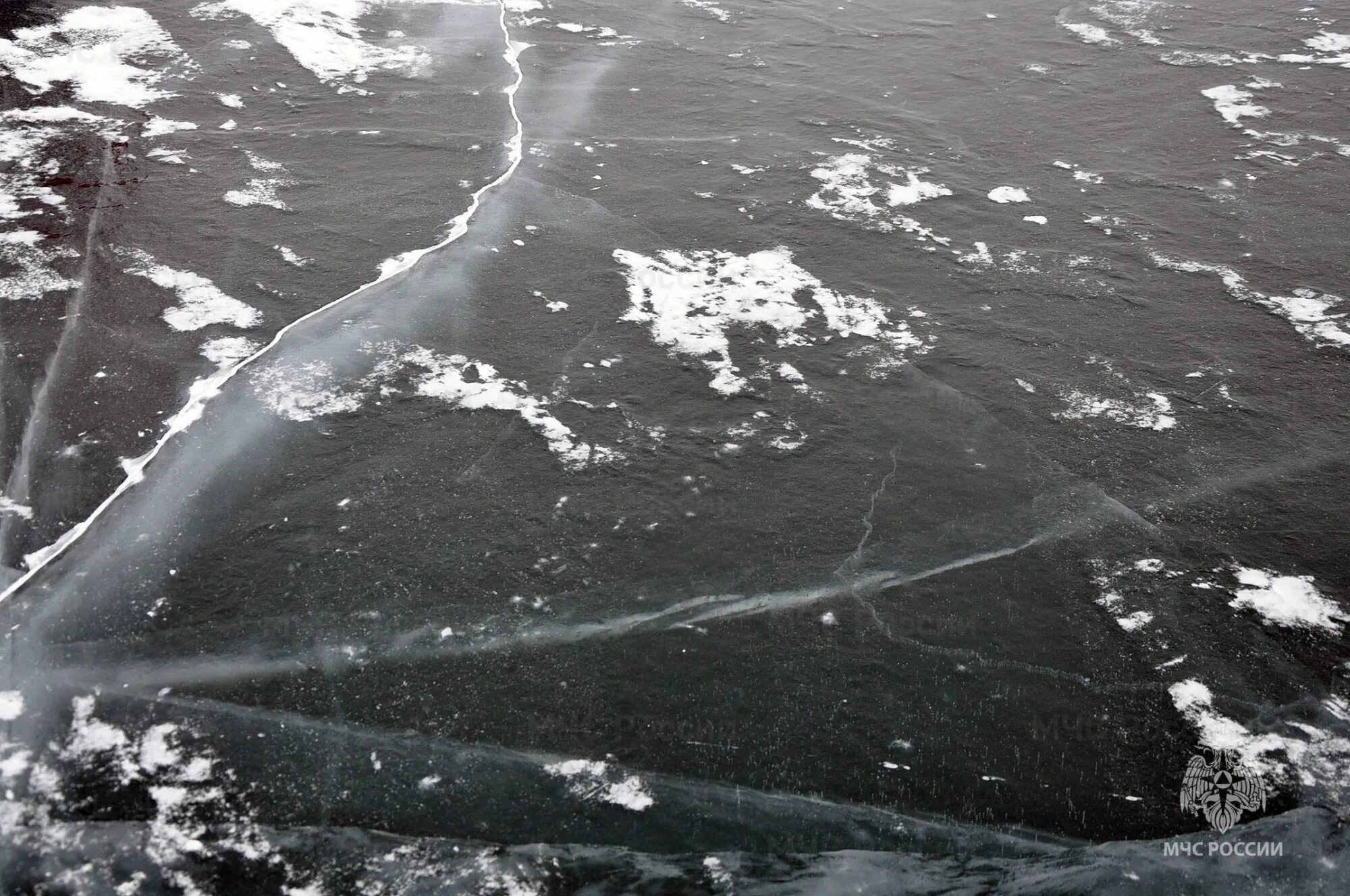Разлом льда на Байкале. Трещины на льду. На Байкале треснул лед. Землетрясение на Байкале. Трещина река