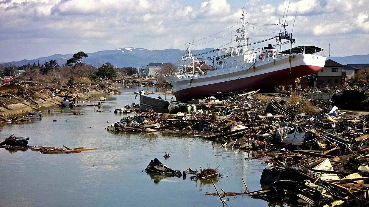 Залив исиномаки. После порте. Порт карлсхамн. Взрыв в бейруте 4 августа 2020. Генуя морской порт.