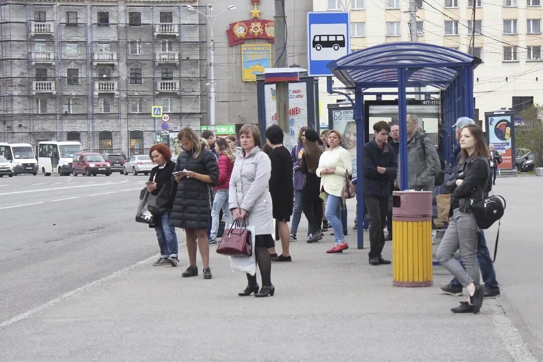 Автобусная остановка с людьми. Стоит на остановке. Люди на остановке. Люди ждут на остановке. На автобусной остановке остановился автобус