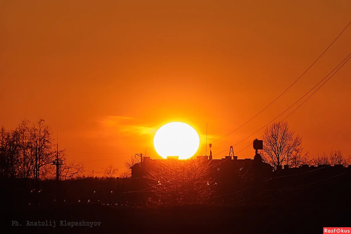 отражение солнца в окне. красное солнце светит в оконце. солнечный свет в окно. луч солнца в окне. солнце в окне.