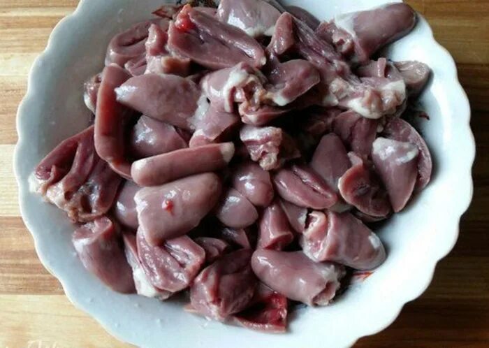 Сколько варить куриные сердечки для собаки. Очищенные куриные сердечки. нарезанные куриные сердца. сердечки куриные разрезанные. куриные сердечки разрезать пополам.