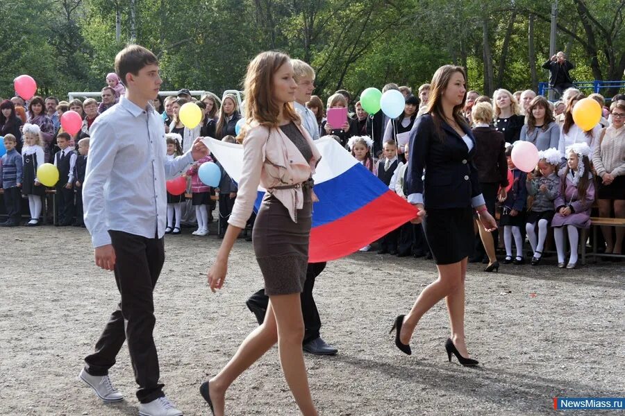 Пойти в школу в москве. Школьная линейка. Нарядиться на первое сентября. Одеться на линейку в школе. Старшеклассники на линейке.