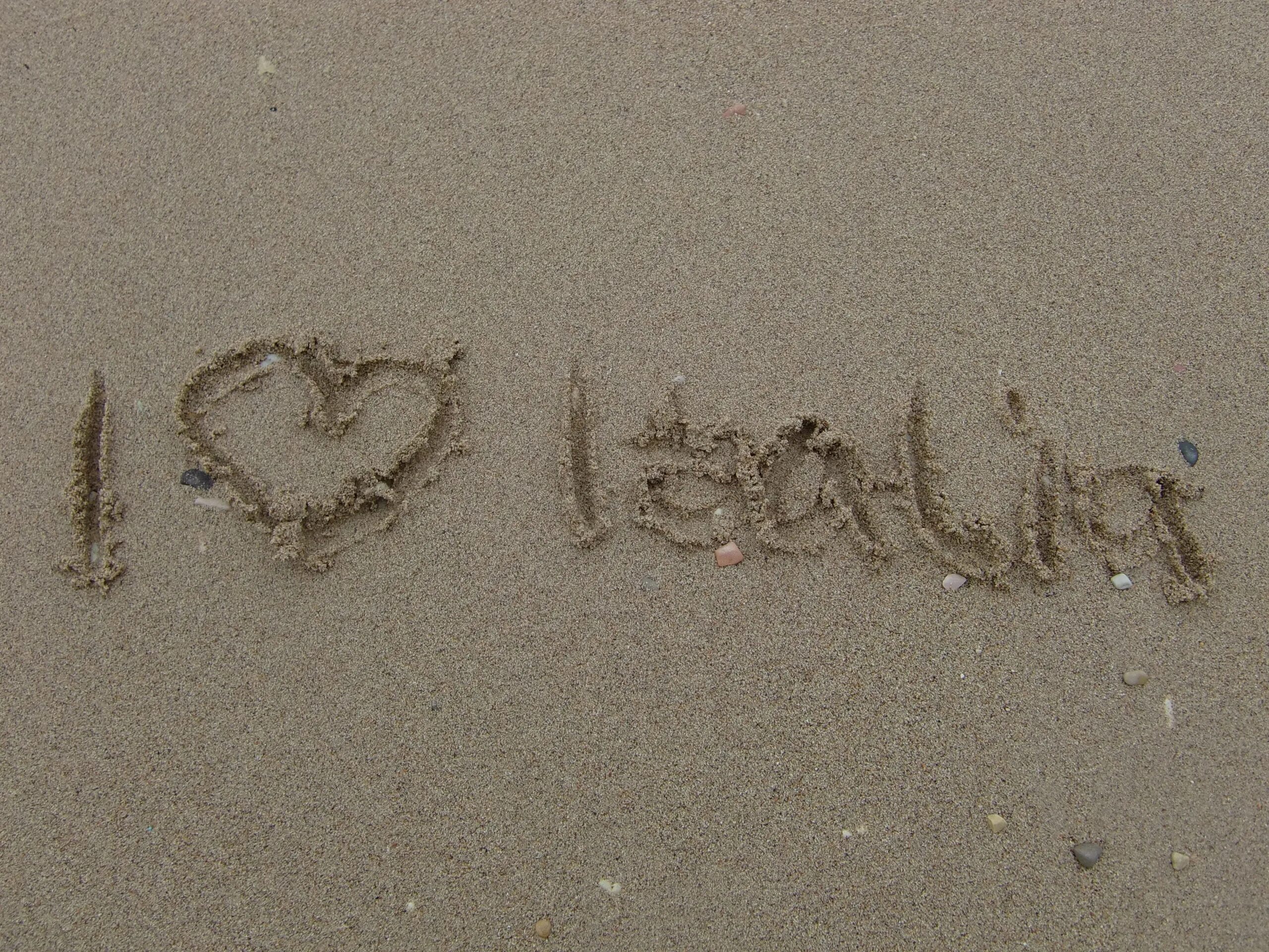 Текст следы на песке. Сердечко на песке. Италия надпись на песке. Следы на песке. Надпись на песке Наташа.