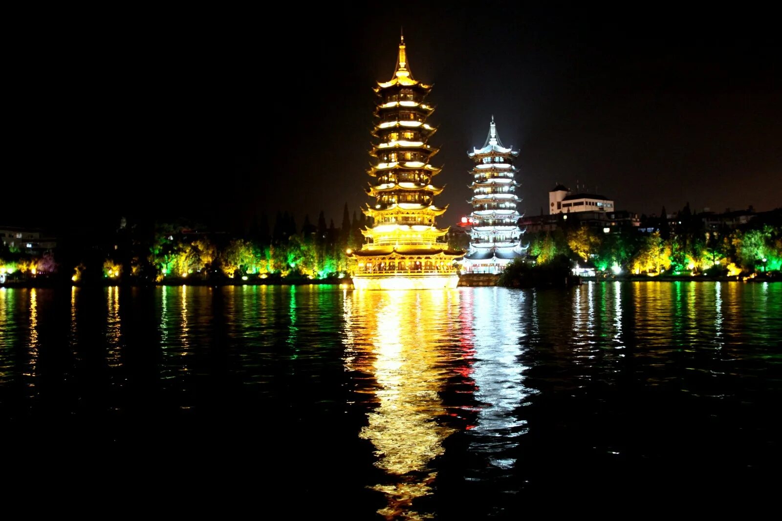 Temple city. Китайская башня. Ночной Китай. Обои на рабочий стол Китай. Пагода у воды.