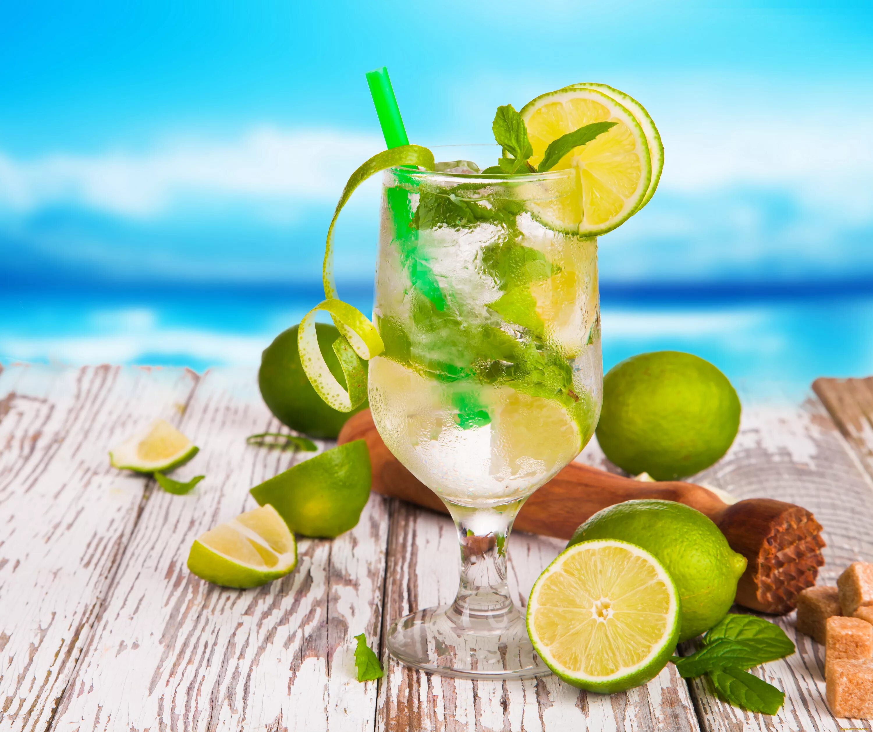 Лимонад лайм и мята. Лимонад Мохито. Мохито лайм. Mojito коктейль. Мир еды и напитков