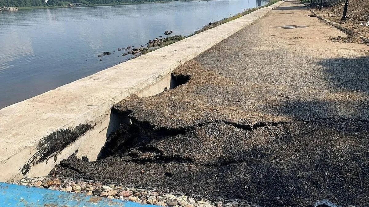 Почему вода рыбинск. Укрепление береговой линии. берегоукрепление рыбинск. рыбинск набережная. набережная гребного канала.