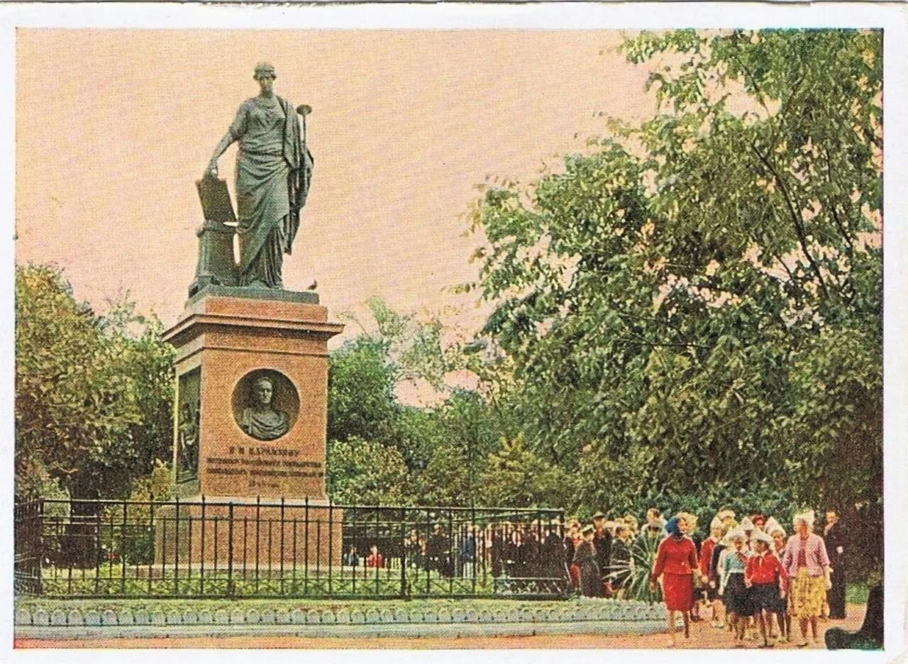 Памятник Карамзину в Ульяновске. Памятник Николаю Карамзину. Памятник Карамзину Клио.