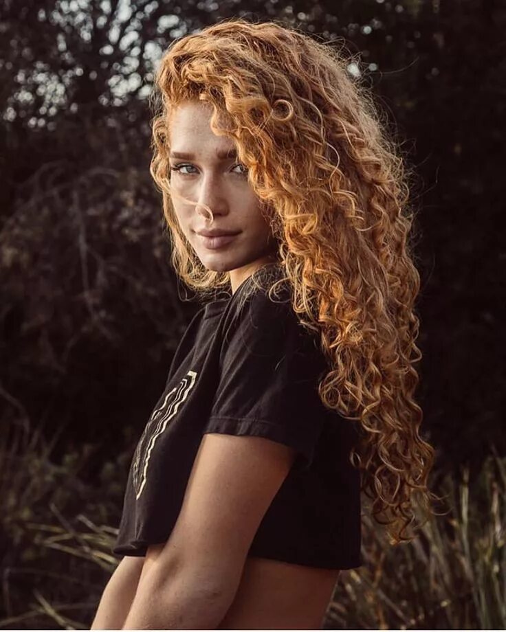 Curly blonde. Emmie emblu. Emblu Emily Blumenthal. Натуральные кудрявые блондинки. Актриса с кудрявыми волосами Российская.