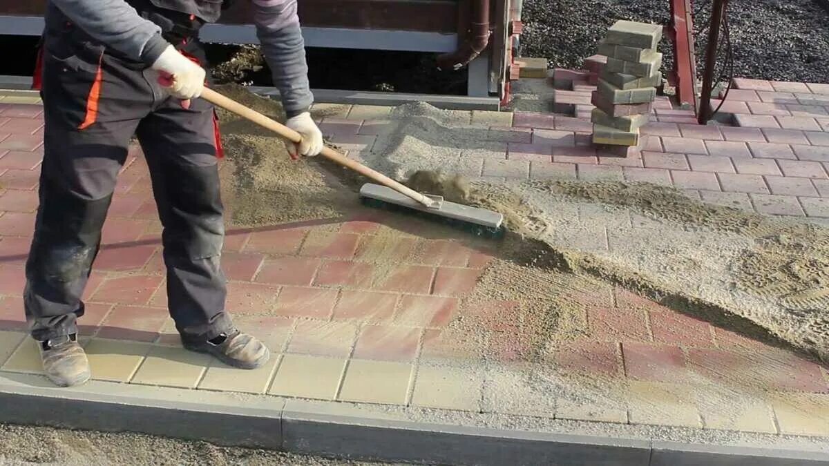 Укладка брусчатки на бетон. Засыпка швов тротуарной плитки. Приспособление для засыпки швов тротуарной плитки. Песок для засыпки швов тротуарной плитки. Технология укладки брусчатки.
