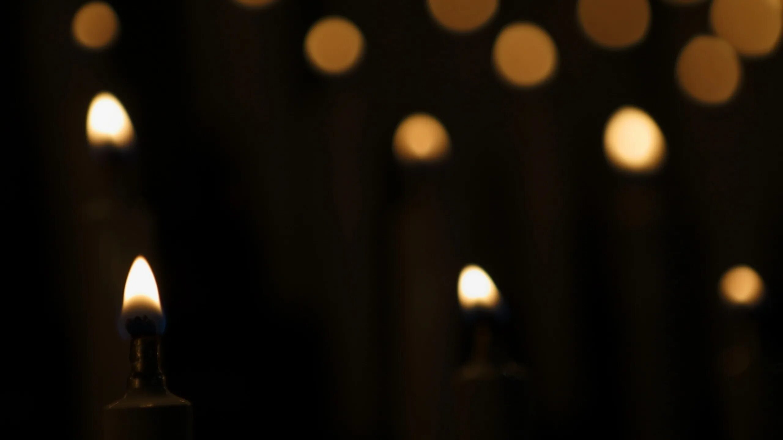 круг из свечей. фон свечи. свечи. горящие свечки. красивые свечи.