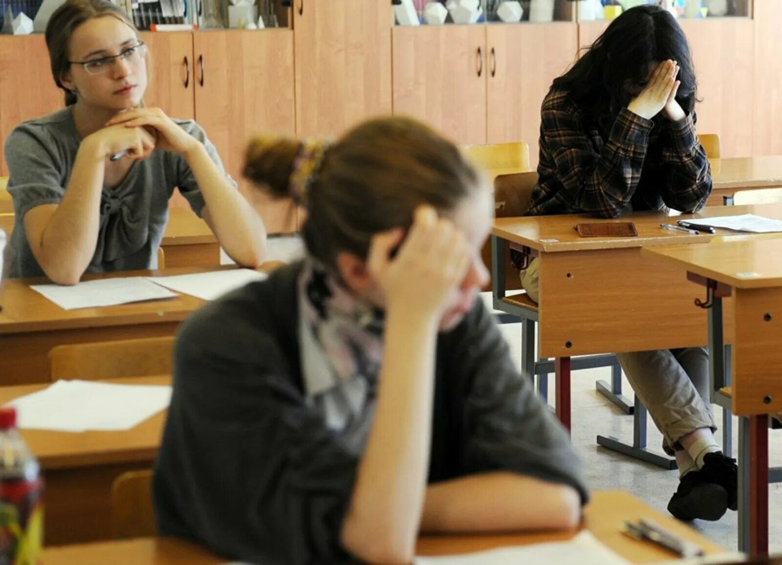 Старшеклассники. Экзаменационный стресс. Девочка сидит в классе. Дети сидят за партой. Дети младшего школьного возраста.
