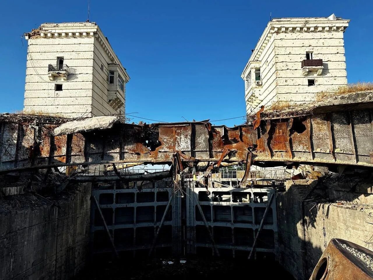 Каховская гэс дамба. Каховская гэс в херсонской области. Каховскую гэс где. Новая каховка и каховская гэс. Новая каховка дамба.