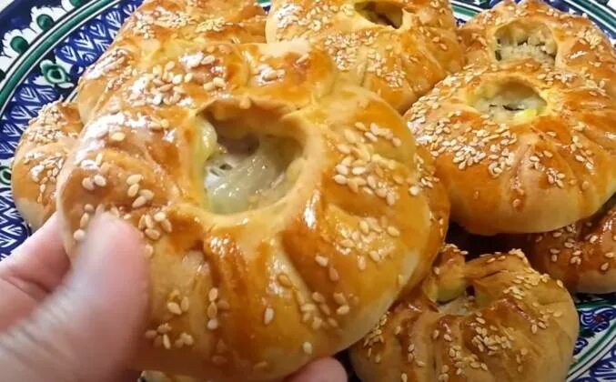 Курники на сметане с курицей и картошкой. Курник с курицей и картошкой в духовке. Курник от узбечки курники. Курники с курицей и картошкой от узбечки. Турецкий беляш.