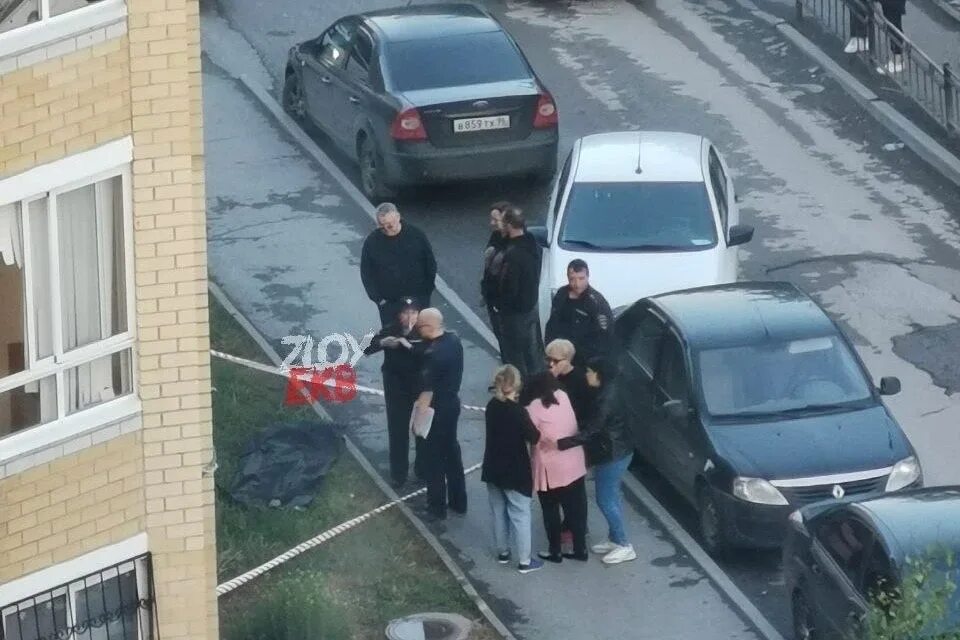 Девушка выпала из окна. В Подольске девушка выпала из окна. Злой екатеринбург новости