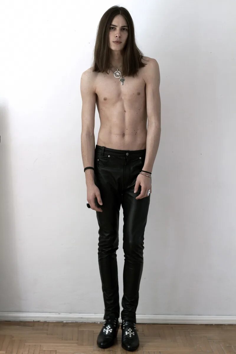 Худые парни с длинными волосами. Худощавый парень с длинными волосами. Уилл пельтц эйфория. Длинноволосый джером мэтью. Худой парень с длинными волосами.