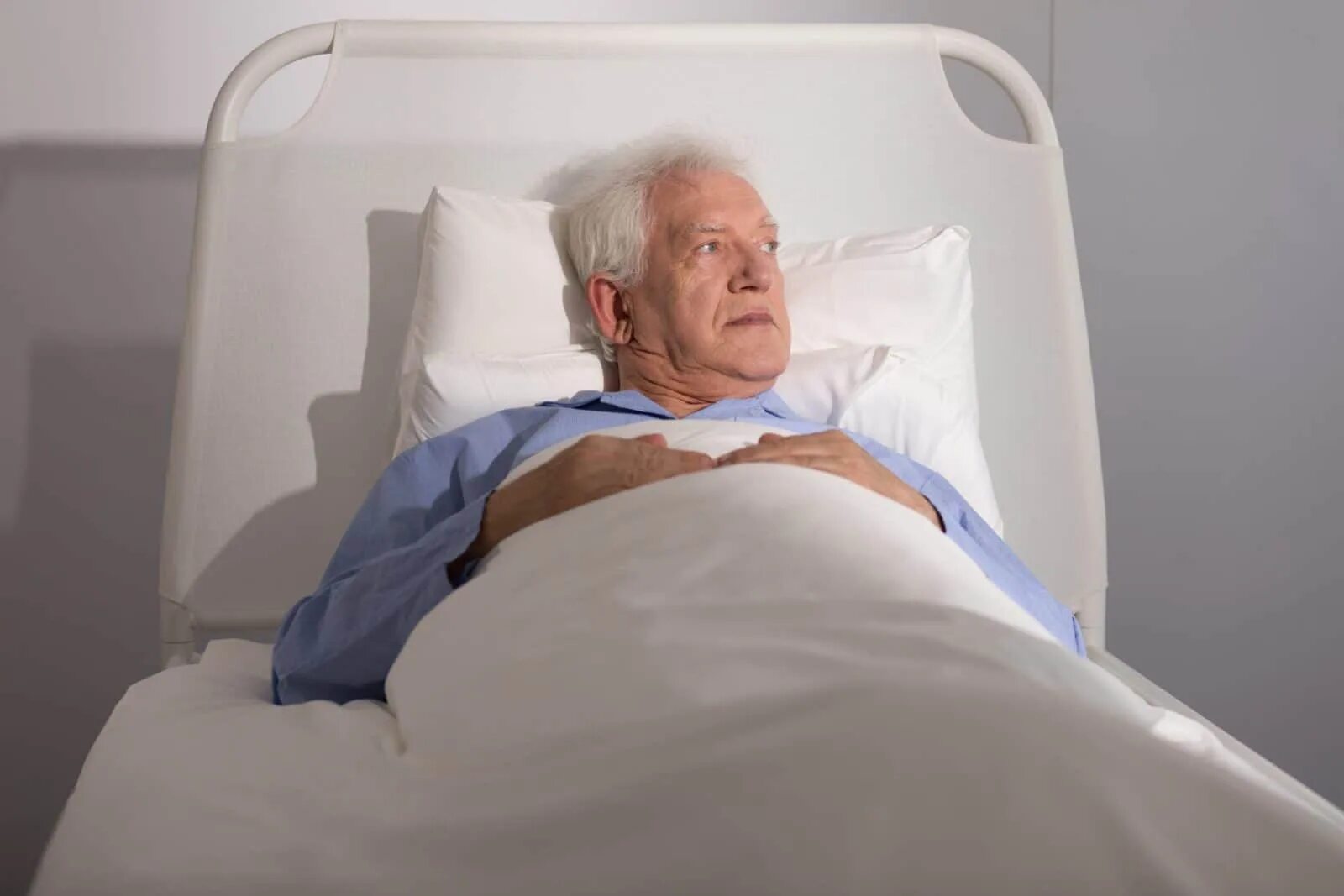 Кровать для пожилых людей. Пожилой мужчина в больнице. Лежачий больной.