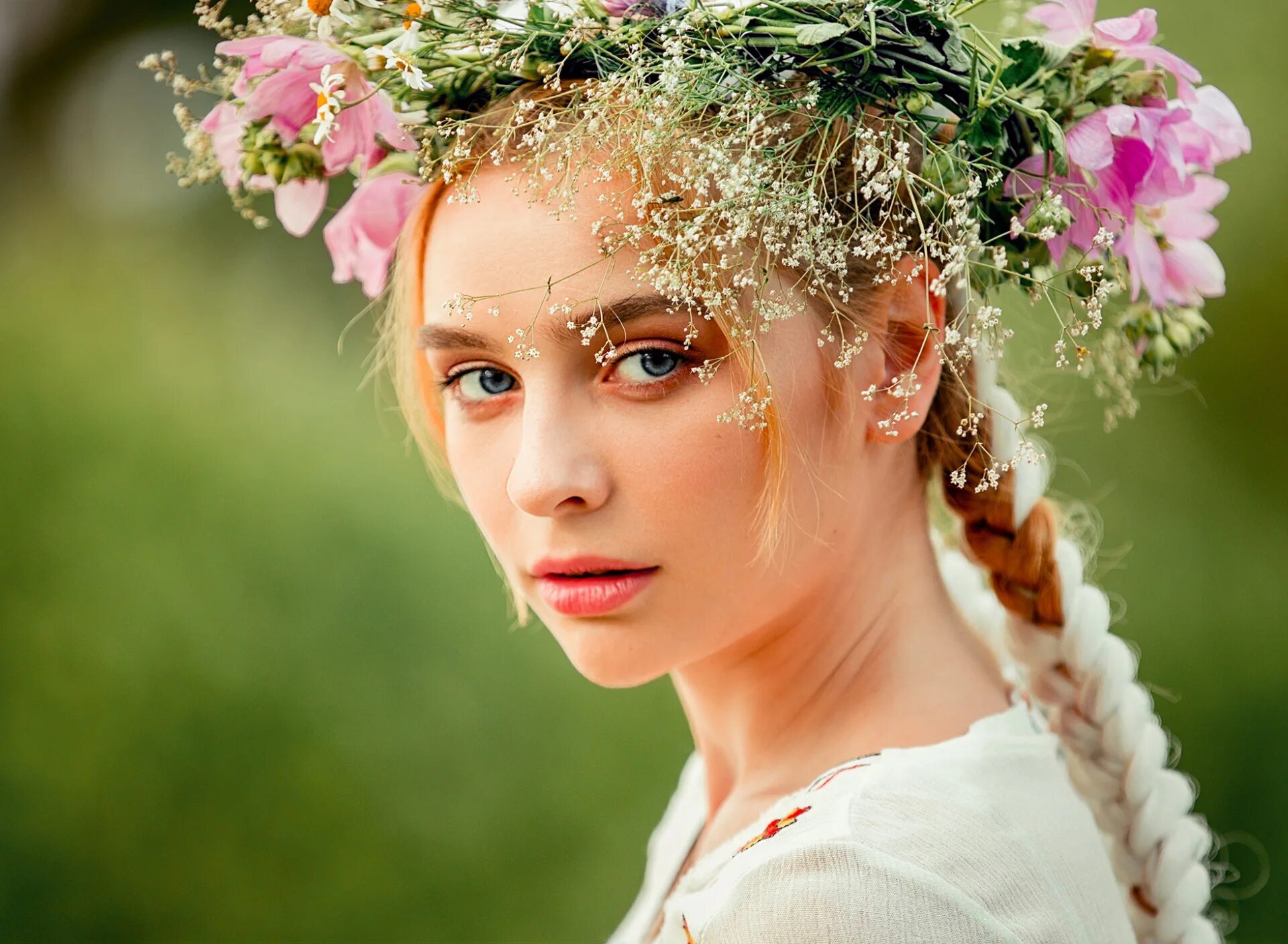 Красивая девушка в платке. Бьянка балти цвет волос. Девичья красота. Русая девушка. Бьянка балти фотосессии.