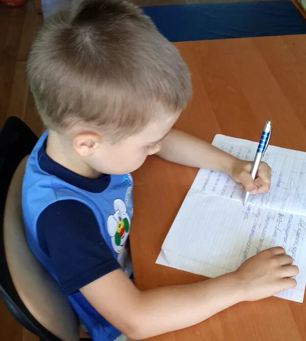Ребенок пишет. Ребенок учится писать. Рисование подготовка к школе. Ребенок пишет прописи.