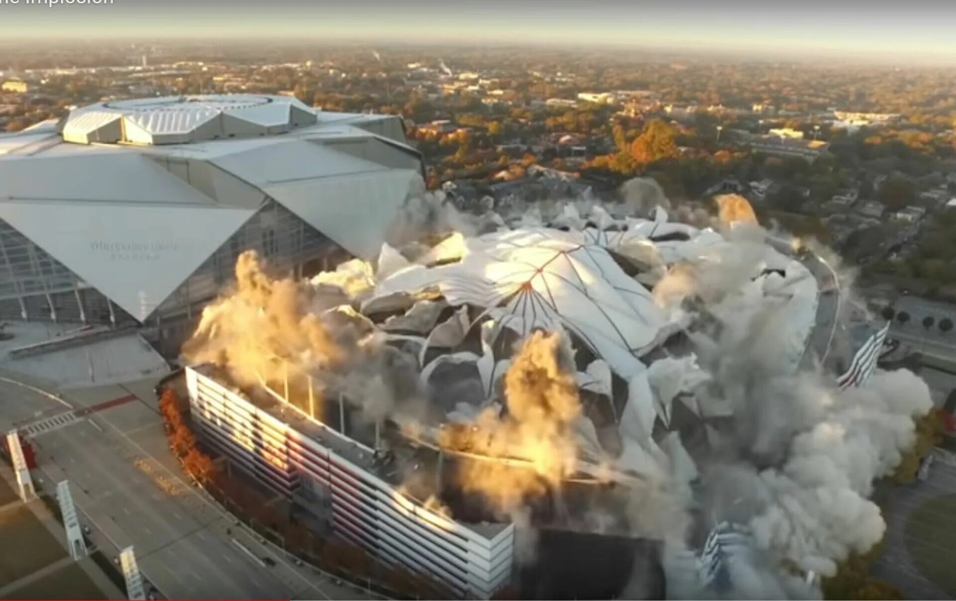 Взрыв на стадионе. Взорванный стадион. Взорвавшийся стадион. В Georgia Dome 1996.