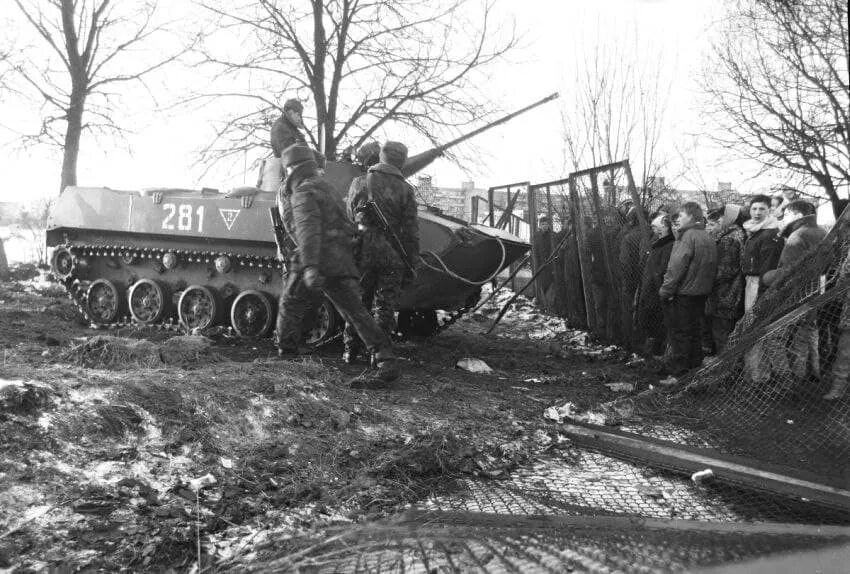 2 января 1991. Литва танки 1991. штурм телецентра в вильнюсе 1991. бмд вильнюс 1991. вильнюсский телецентр 1991.