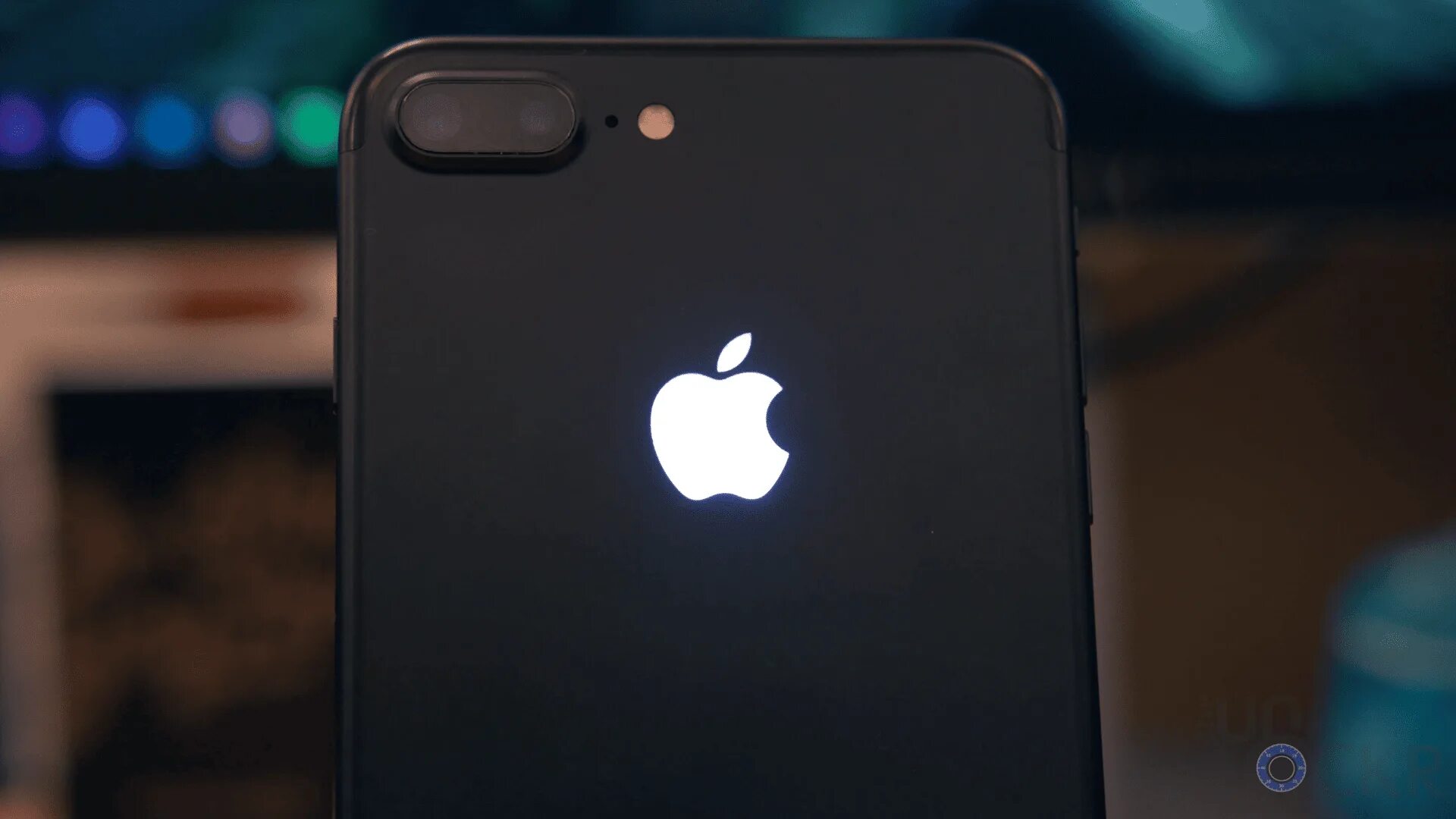 Айфон 10 горит яблоко. Айфон 7. светящееся яблоко iphone 7. светящийся логотип apple. светящийся логотип на айфон.