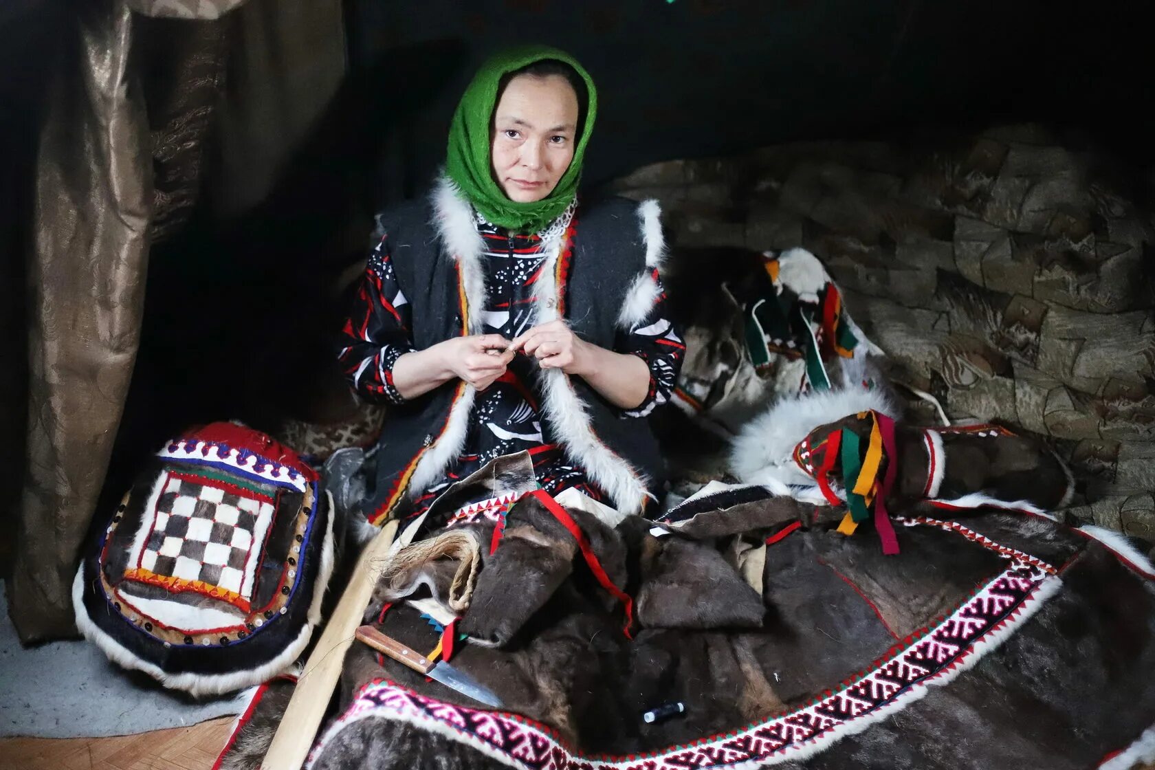 Ненцы, саамы, манси, ханты. Чум одежда. Полуостров ямал оленеводы. Чукчи коряки ительмены эскимосы. Чум ненцы ханты.