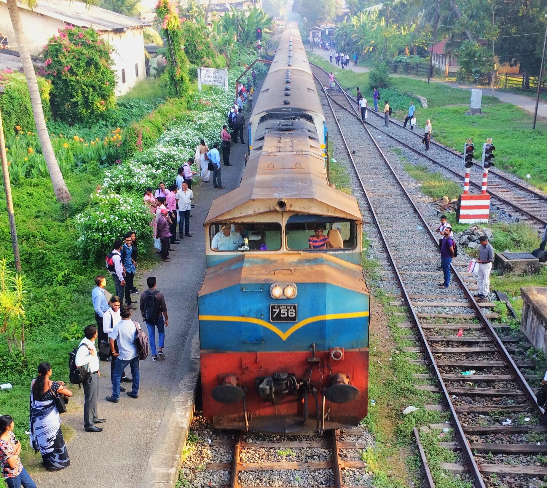 Четверо поездов. Поезд Коломбо Тринкомали. ЖД станции Шри Ланка. Sri Lanka Railway Stations. Шри Ланка станция Гампола.