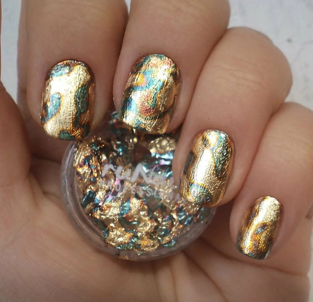 маникюр с поталью на ногтях. маникюр с фольгой на длинные ногти. масура золотая поталь. маникюр с фольгой на длинные ногти. фольга для дизайна ногтей.