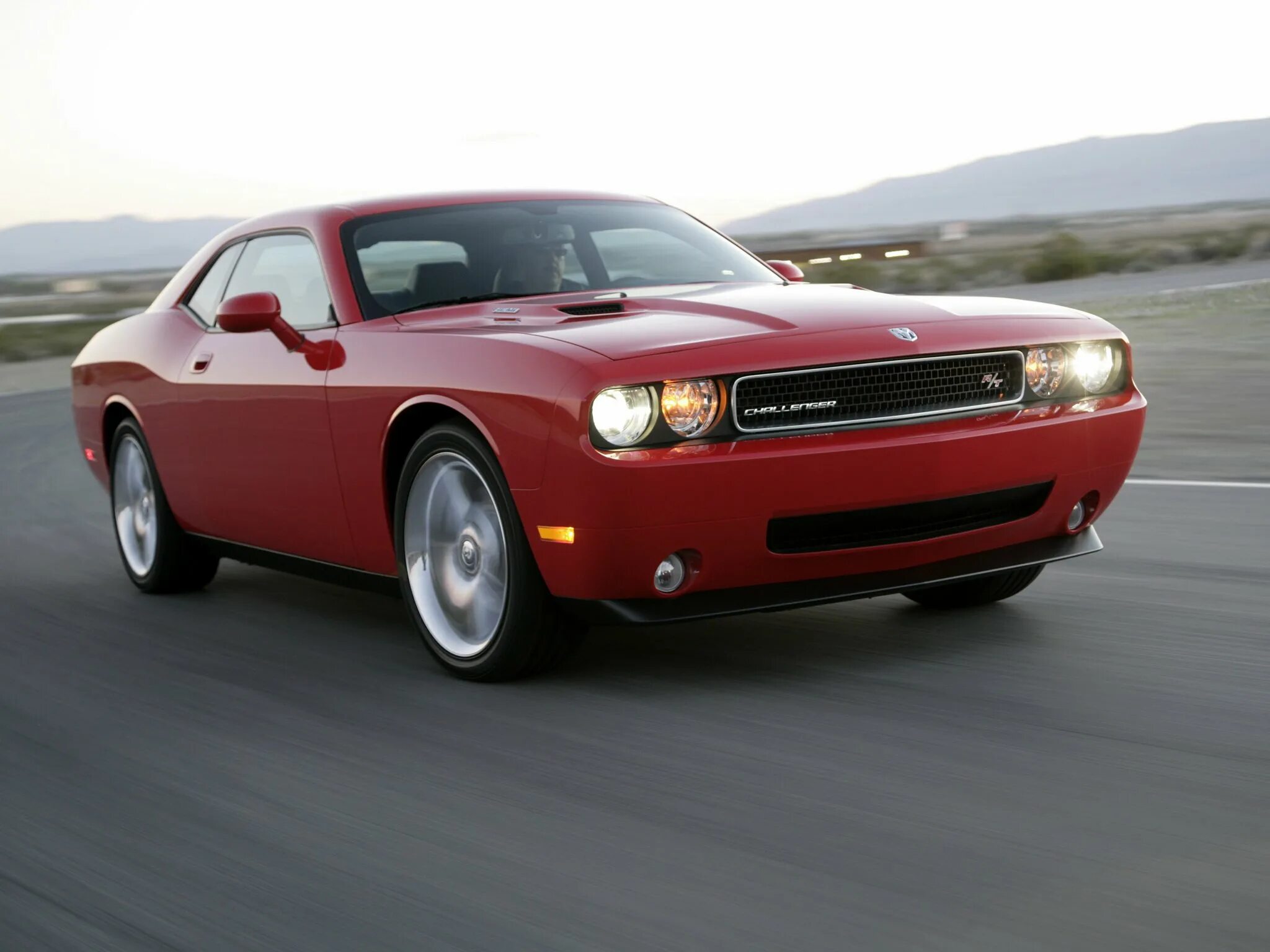 Додж 5 поколение. Додж Челленджер красный. Dodge Challenger r/t 2008. Йдодж челенжер красный. Додж Челленджер 2 поколения.