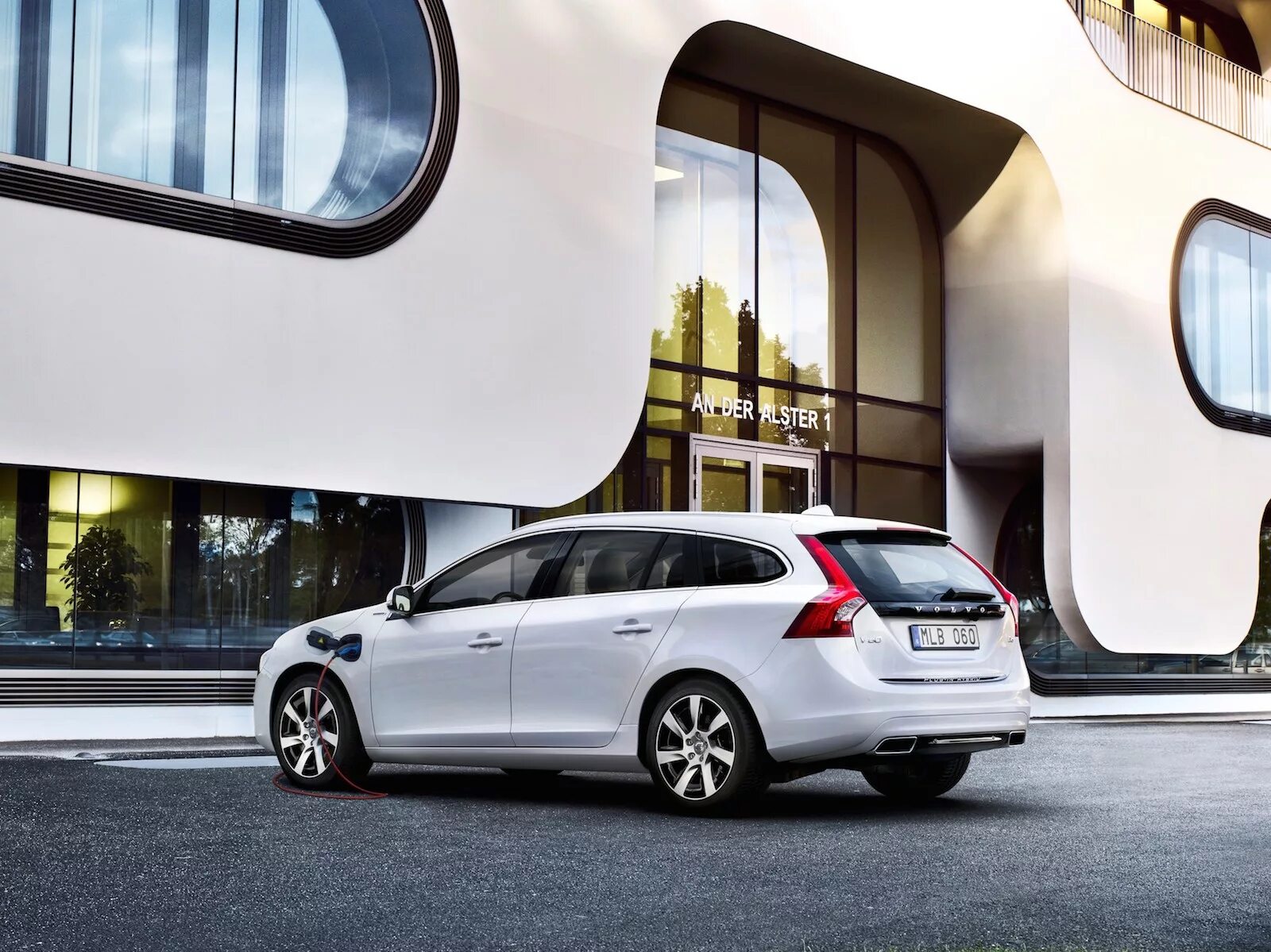 Вольво мягкий гибрид. Volvo v60 Plug-in Hybrid. Volvo v60 2014. Volvo v60 Spa. Вольво v60 2021 гибрид универсал.