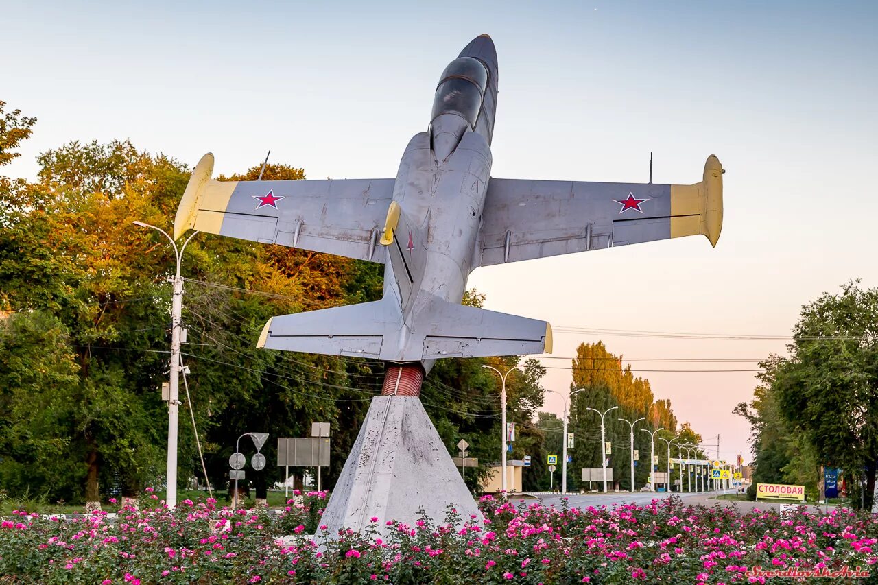 Трудовая армения краснодарский край самолет. Памятник самолет в Тихорецке. Памятник-самолет л-39 Альбатрос Тихорецк. Тихорецк Краснодарский край. Памятник самолет в г. Тихорецк.