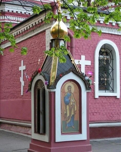 Где находится часовня. Часовенный столб арбатская. часовня столб украшается цветами. подсветка колокольни под куполом храм знамения в аксиньино. старое фото аксиньинский церкви в москве.
