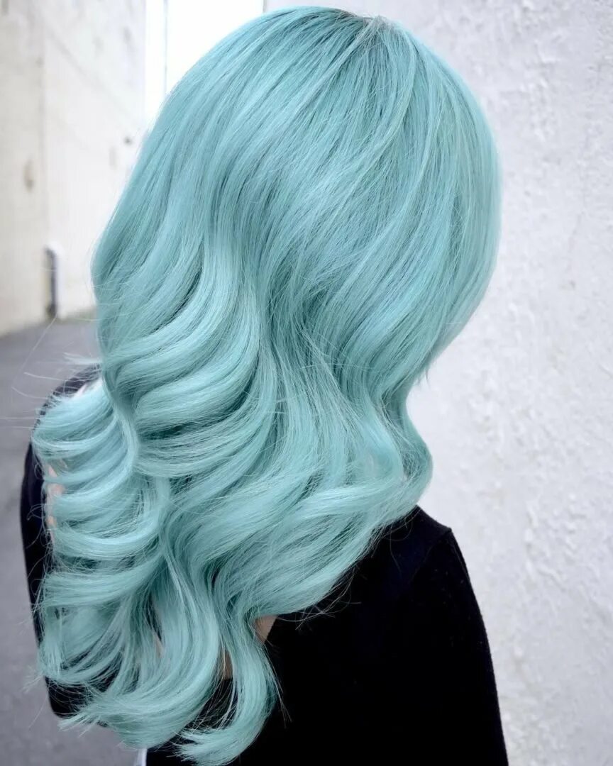 Пепельно зеленые волосы. Ментоловый цвет волос. Волосы цвета морской волны. Мятно голубой цвет волос. Бирюзовые волосы.
