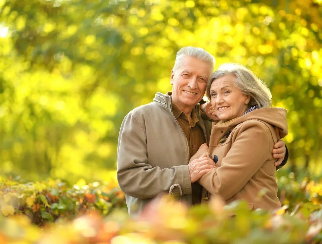 Пожилые люди. Кайл джонс и 91-летняя марджори маккул. Счастливые пенсионеры россии. Older rossa. Молодой и пожилой человек.